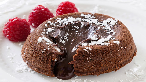 لعشاق الشوكولاتة.. طريقة سهلة لتحضير حلوى السوفلي الفرنسية اللذيذة