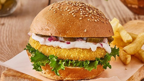 إليكم طريقة تحضير برجر السمك مع صلصة الترتار بطعم رائع ولذيذ