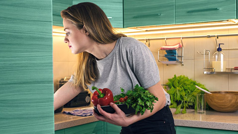 أطعمة تُحسن الحالة المزاجية وأخرى تفسدها في الحجر المنزلي