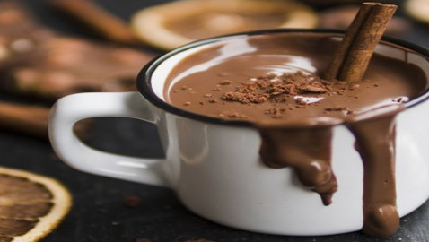 إليكم طريقة تحضير هوت شوكليت بالقرفة بسعرات حرارية أقل