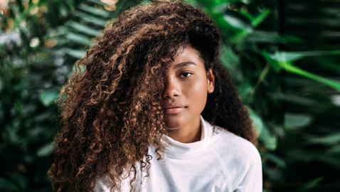 يجب الانتباه.. 9 أخطاء ترتكبها صاحبات الشعر المجعد!