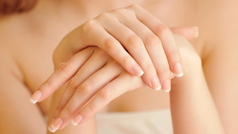 5 نصائح للحفاظ على نعومة اليدين من أضرار المعقمات