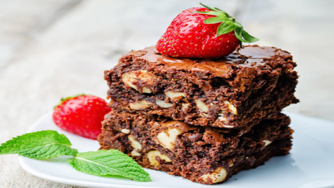 مقرمشة وغنية بالشوكولاتة.. إليكم طريقة تحضير شوكليت كرانش براوني