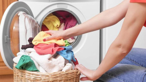 هل في بيتك مصاب بفيروس كورونا؟.. هكذا تغسل ملابسه