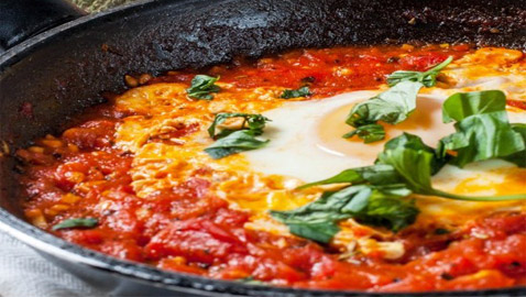 إليكم طريقة تحضير شكشوكة بالسبانخ الشهية للسحور في رمضان