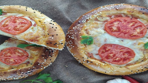 طريقة تحضير بيتزا بالطماطم والموزاريلا السهلة والشهية للسحور