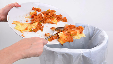 لا ترم أموالك في القمامة! 7 نصائح لمنع إهدار الطعام في شهر رمضان