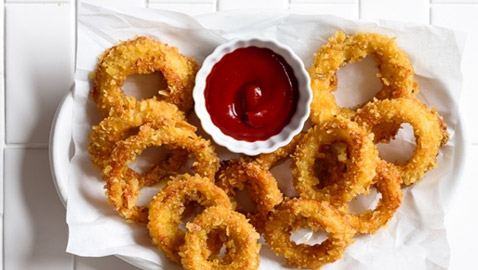  طريقة عمل حلقات البصل المقلية كما في المطاعم: لذيذة ومقرمشة