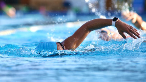 هل ينتقل كورونا في البحر وأحواض السباحة؟