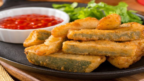 لمقبلات لذيذة.. إليكم طريقة تحضير أصابع الكوسا المقرمشة بـ30 دقيقة