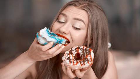 هل تعرف شخصا يأكل ما لذ وطاب ولا يزيد وزنه؟.. إليك السبب!