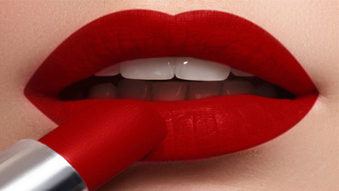 تاريخ أحمر الشفاه.. هل كان الرجال أول من استخدمه؟