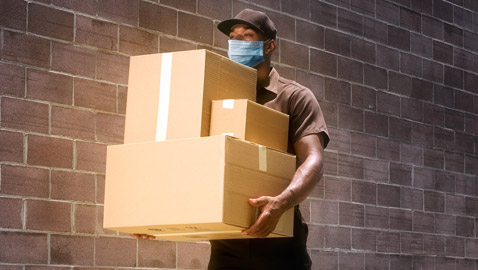 خلاف حول طرود التوصيل.. هل تنقل عدوى كورونا ومرض كوفيد 19؟