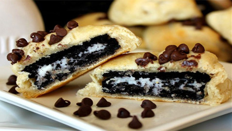 إليكم طريقة تحضير كوكيز محشو بالأوريو .. لضيافة مميزة طيبة