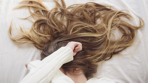 خطوات عناية مؤذية.. إليكم 12 سببا وراء معاناة الشعر في فصل الصيف