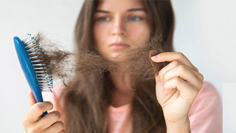 الشعر يقع بعد ظرف نفسي صعب.. ما العلاقة بين الإجهاد وتساقط الشعر؟