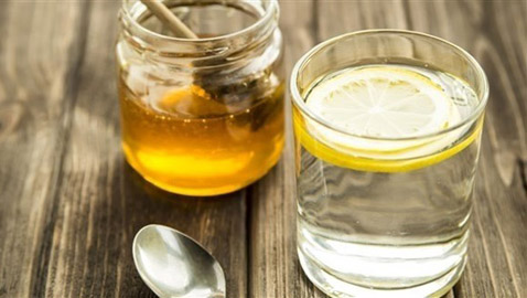 تعرّف على فوائد الماء الدافىء بالليمون والعسل