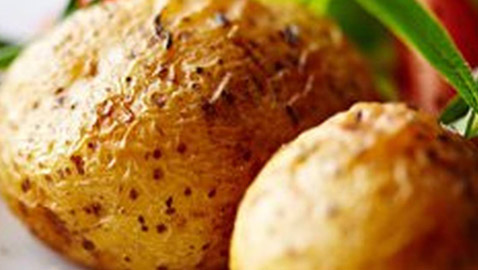 كيفية تحضير البطاطا في غمضة عين باستخدام الميكرويف