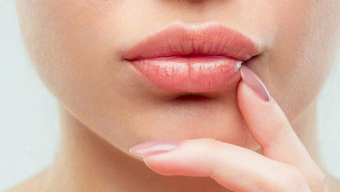 أقوى الخلطات لتوريد وتكبير الشفاه طبيعيًا