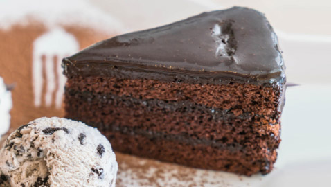 باردة تروي في الصيف.. إليكم طريقة تحضير كيكة الشوكولاتة بدون طحين