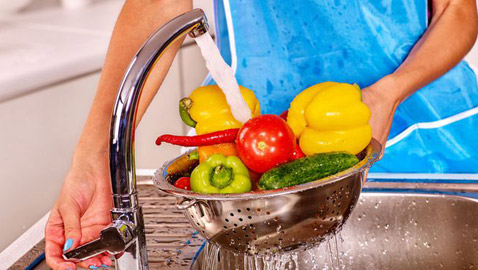 الارشادات الصحية لتنظيف الفواكه والخضروات