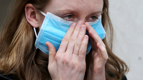 هل تشعر برائحة فم كريهة عند وضع القناع؟ إليك بعض الأسباب وراء هذه المشكلة