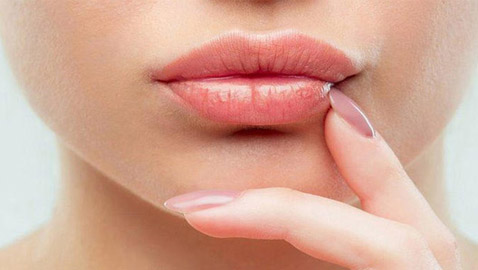الشفاه تعطي 8 إشارات تحذر من مشكلات صحية خطيرة في الجسم