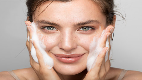 الصابون و8 منتجات أخرى لا يجب استخدامها لتنظيف وغسل الوجه!