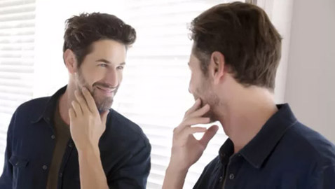 إنسان يعشق ذاته بشدة.. 6 علامات تحذرك أن شريكك شخص نرجسي!