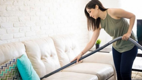 أفضل طريقة لتنظيف وسائد الأريكة في المنزل