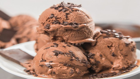 لطعم منعش ولذيذ.. إليكم طريقة صنع الآيس كريم بدون آلة