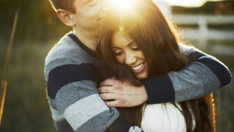 9 علامات وإشارات تدل على أنه واقع في غرامك