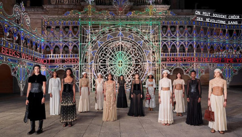 بـ 60 طنا من الأضواء.. أجواء مبهرة لعرض 