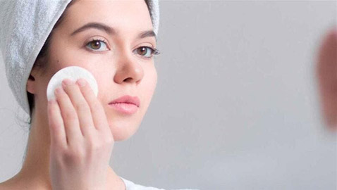 طرق التخلّص من دهون البشرة في الصيف