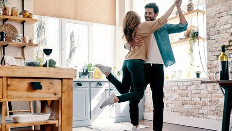 حلول رومانسية كي لا يهرب زوجك من المنزل