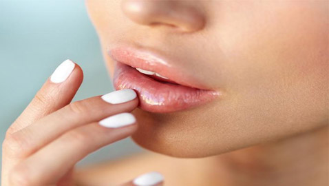 إليكم طريقة ترطيب الشفاه الجافة طبيعيا بخلطة مدهشة من صنع يديكم