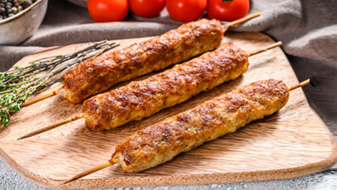 قليلة بالسعرات وغنية بالنكهات.. إليكم وصفة كفتة الدجاج الشهية والخفيفة