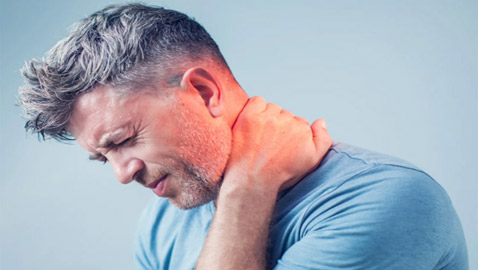 لماذا نعاني من آلام الرقبة؟ وكيف نتخلص منها؟ ومتى يتوجب زيارة الطبيب؟