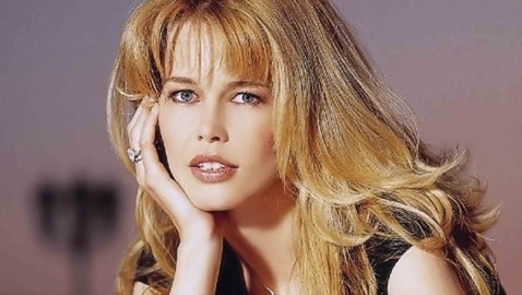 الأيقونة الألمانية كلاوديا شيفر .. مسيرة ذهبية في عالم الموضة