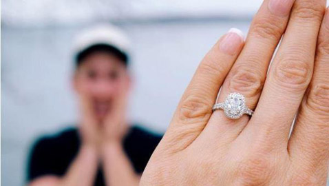 أجمل خواتم زفاف ماسية بالقطع البيضاوي الرائجة هذا الموسم