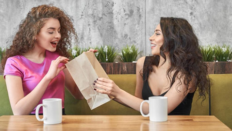 5 علامات تجعل منك شخصًا يسعى لإرضاء الناس