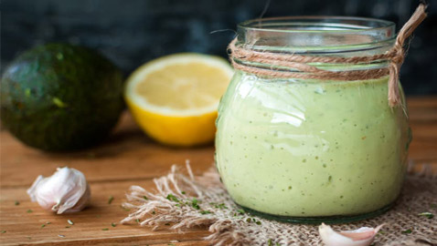 زبدة الأفوكادو والثوم.. بديل صحي وسحري بفوائد مذهلة ونكهة مميزة