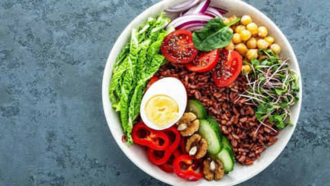 4 مكونات قوموا بإضافتها إلى السلطة لتعزيز فقدان الوزن بسرعة