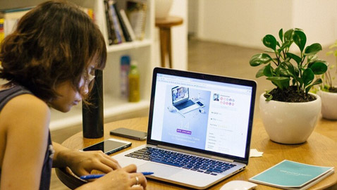 كيف تخفف آلام الظهر الناتجة عن العمل من المنزل؟