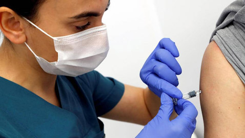 لقاح كورونا الأميركي الواعد.. لماذا تجرى التجارب ببريطانيا؟