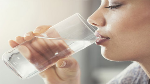 إليك 5 علامات تدل على أنك تشرب الماء أكثر من اللازم!