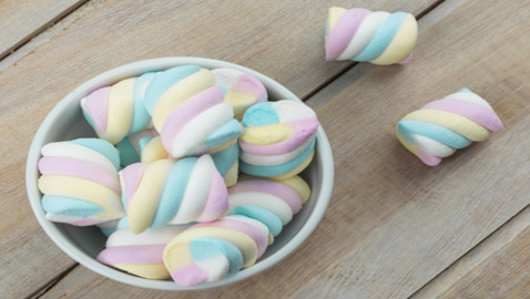 حلوى ممتعة للكبار والصغار.. إليكم طريقة تحضير المارشميللو في المنزل