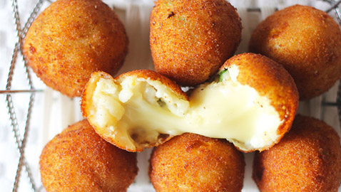 لا تتخلصي من البطاطس المسلوقة.. إليك وصفة كرات البطاطس بالجبن