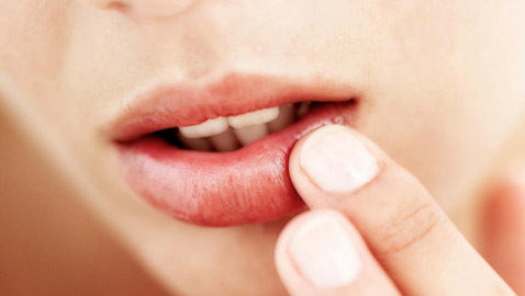 إليك نصائح تساعد في حماية شفاهك من التشقق والاسمرار في الخريف