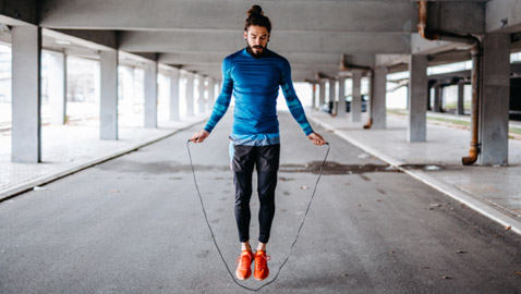 يحسن صحة القلب ويقوي العظام وينقص الوزن.. فوائد نط الحبل وأنواعه